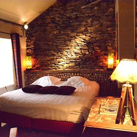 In Bievre Near Forest & Pond ビエーヴル