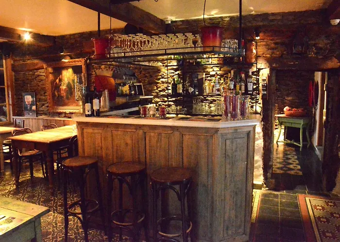 In Bievre Near Forest & Pond 別荘 ビエーヴル