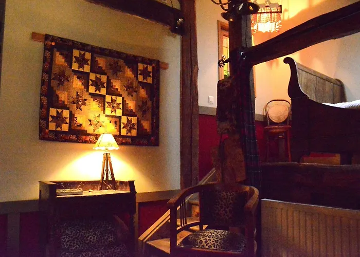 In Bievre Near Forest & Pond 別荘 ビエーヴル