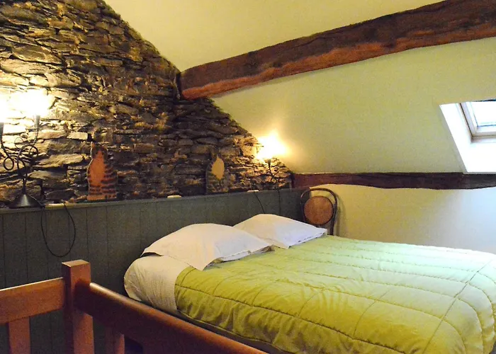 In Bievre Near Forest & Pond *