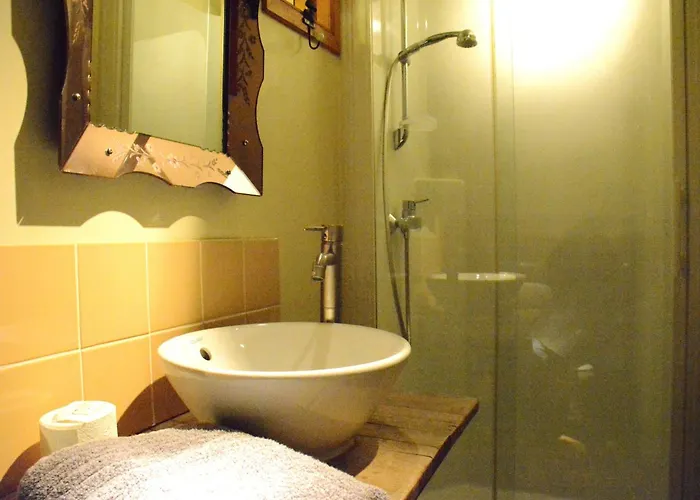 In Bievre Near Forest & Pond * ビエーヴル